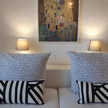 Guest house Gemutliches Haus Mit Vier Zimmern *